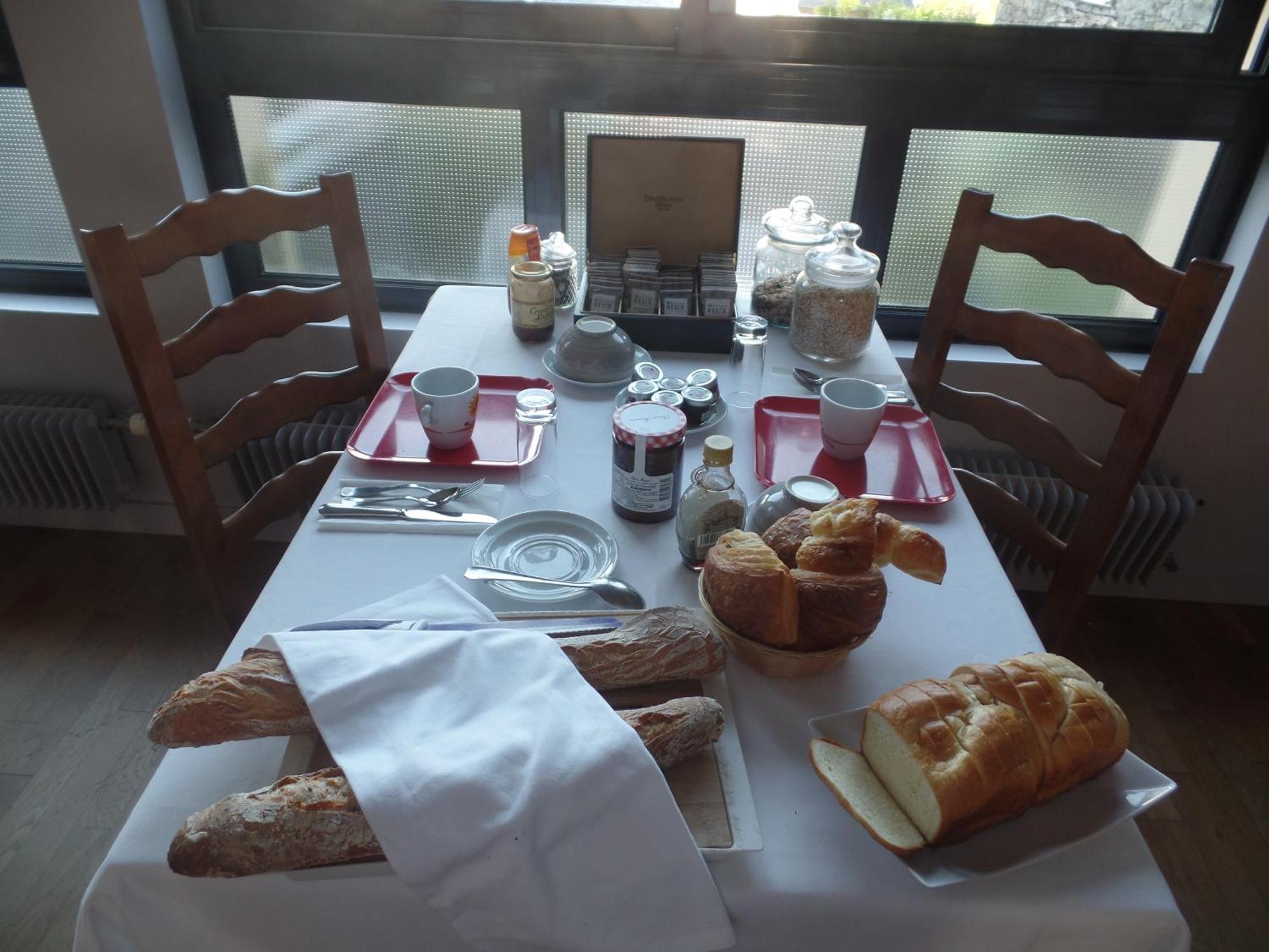 Logis Hotel Restaurant Le Commerce Guichen Exterior photo